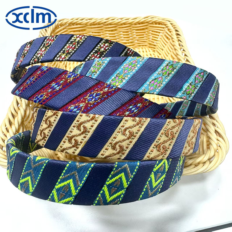 A new high-end pleated headband for women with wide edges and no pressure on hair, featuring French retro style. It is a two-piece ethnic hair clip and hair accessory Specification image