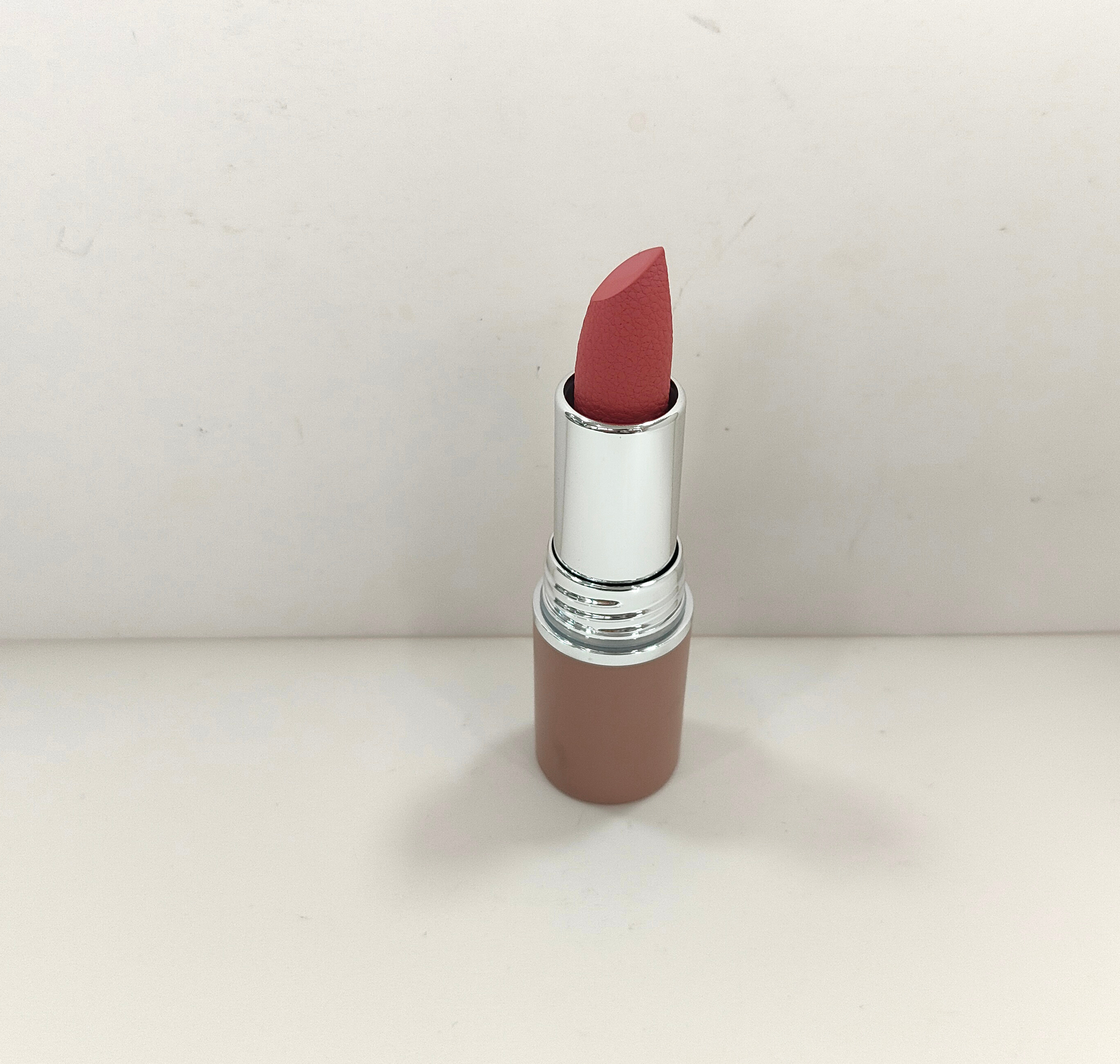 مكياج طويل وخفيف وقاوم للماء وغير ملتصق بالعرق Specification image