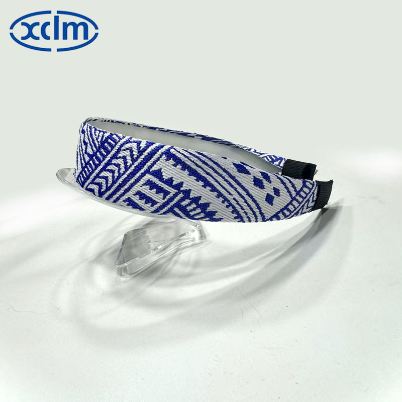 Retro-style hair bands, headbands, hair clips, wide edges, elegant hair accessories and headwear details Picture