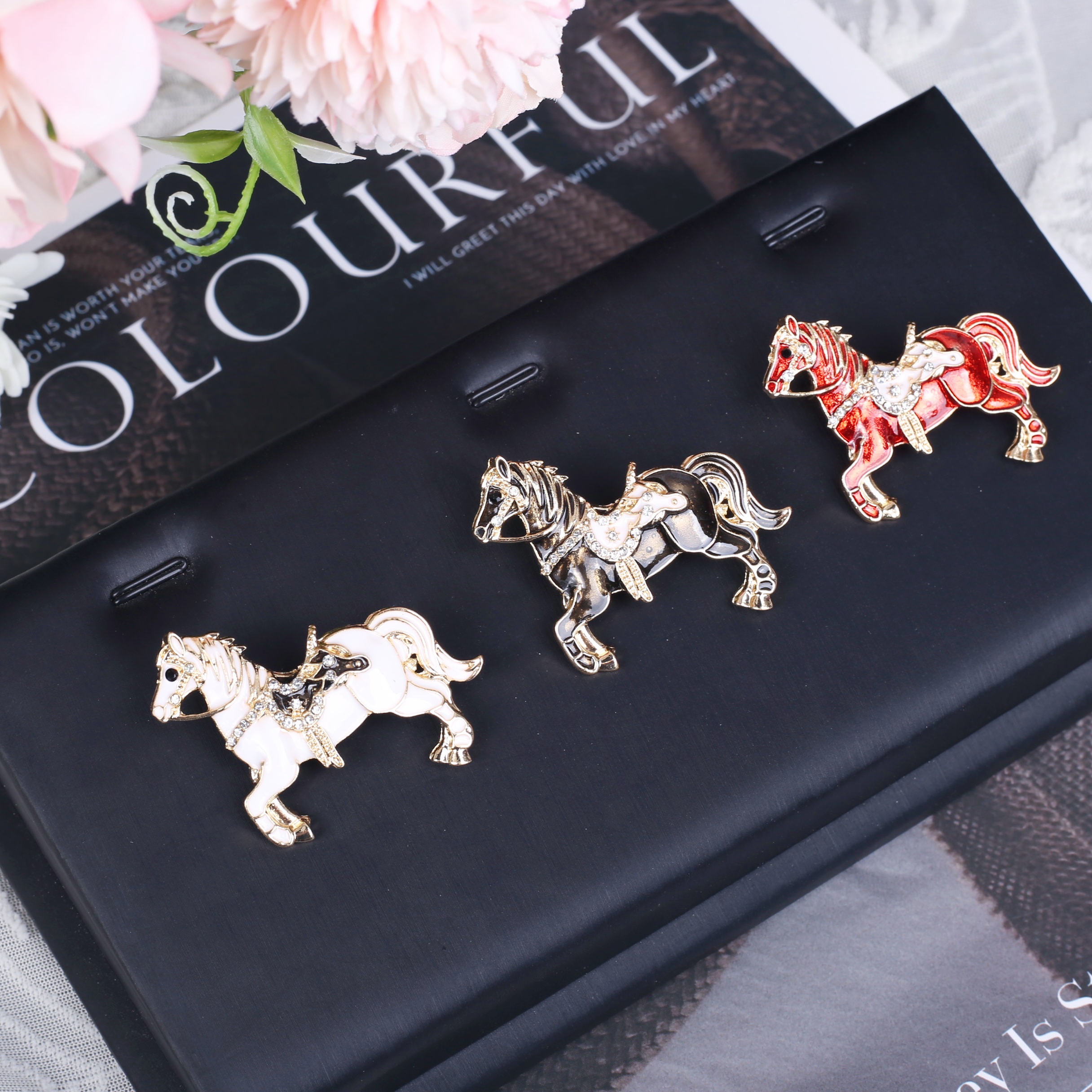2026年生肖马滴油马型胸针本命年小礼物饰品服装配饰挂件马年胸针新款欧美个性珐琅水钻滴油小马胸针精致西装大衣胸花百搭别针