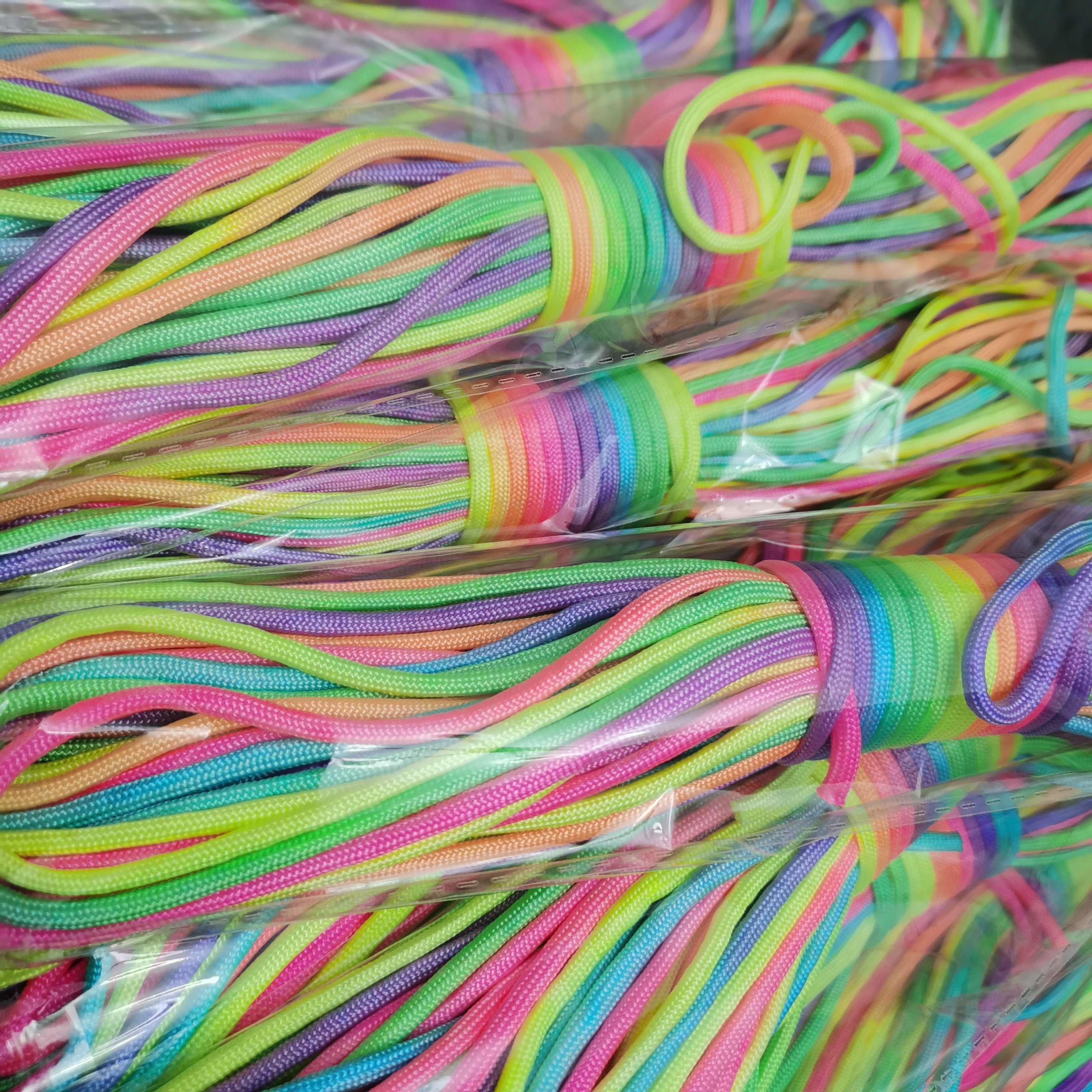 4mm multicolored nylon rope is available for wholesale in stock. It is a cross-border bestseller and can be packaged in 10-meter or 30-meter packages. It is of the Qihong brand