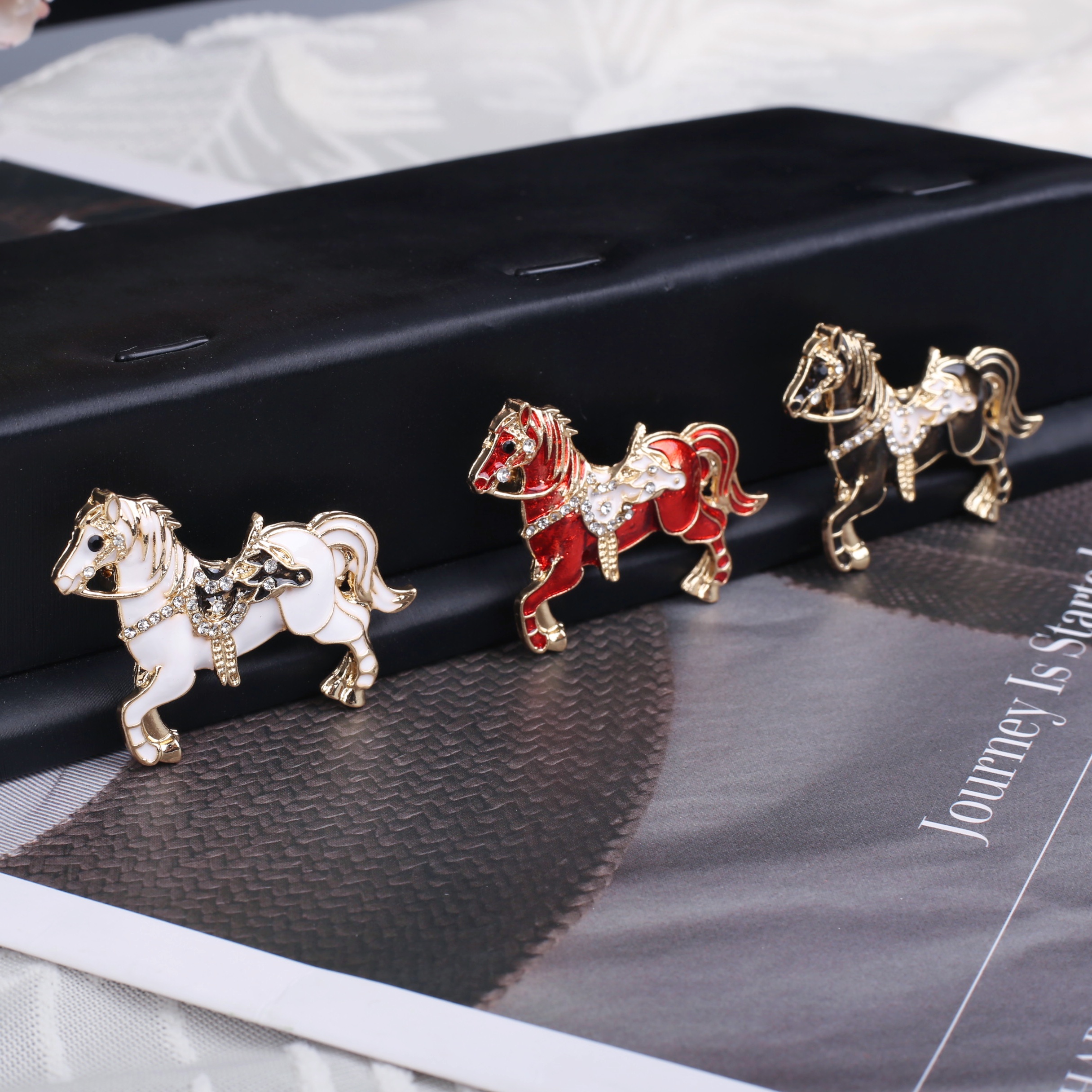 胸针/金榜题名/旋转雪花胸针/徽章/毛主席头像徽章白底实物图