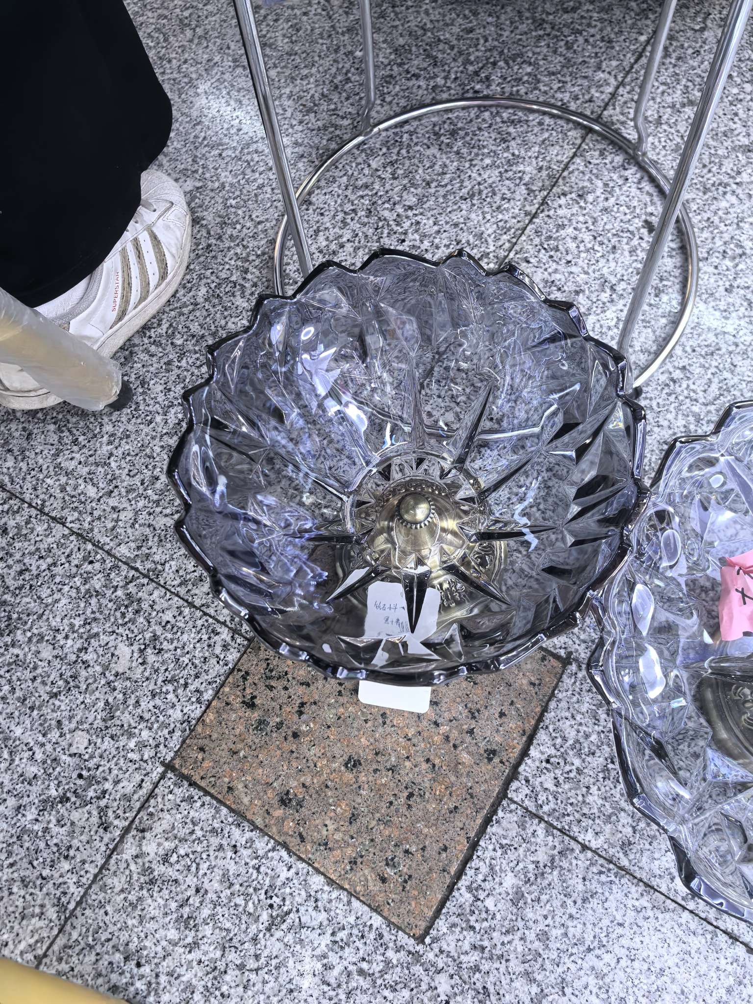 玻璃果盘轻奢，阳光洒满果盘，平安喜乐可以放水果，过年可以放糖果，高端大气上档次，摆起来省地方还好看，物美价廉，质量有保障产品图