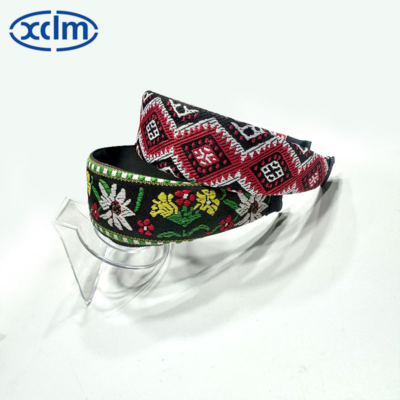 Bohemian headband embroidery, ethnic wide-edge pressed hair, anti-slip headband, hair clip with teeth, retro style headwear Application Scenario