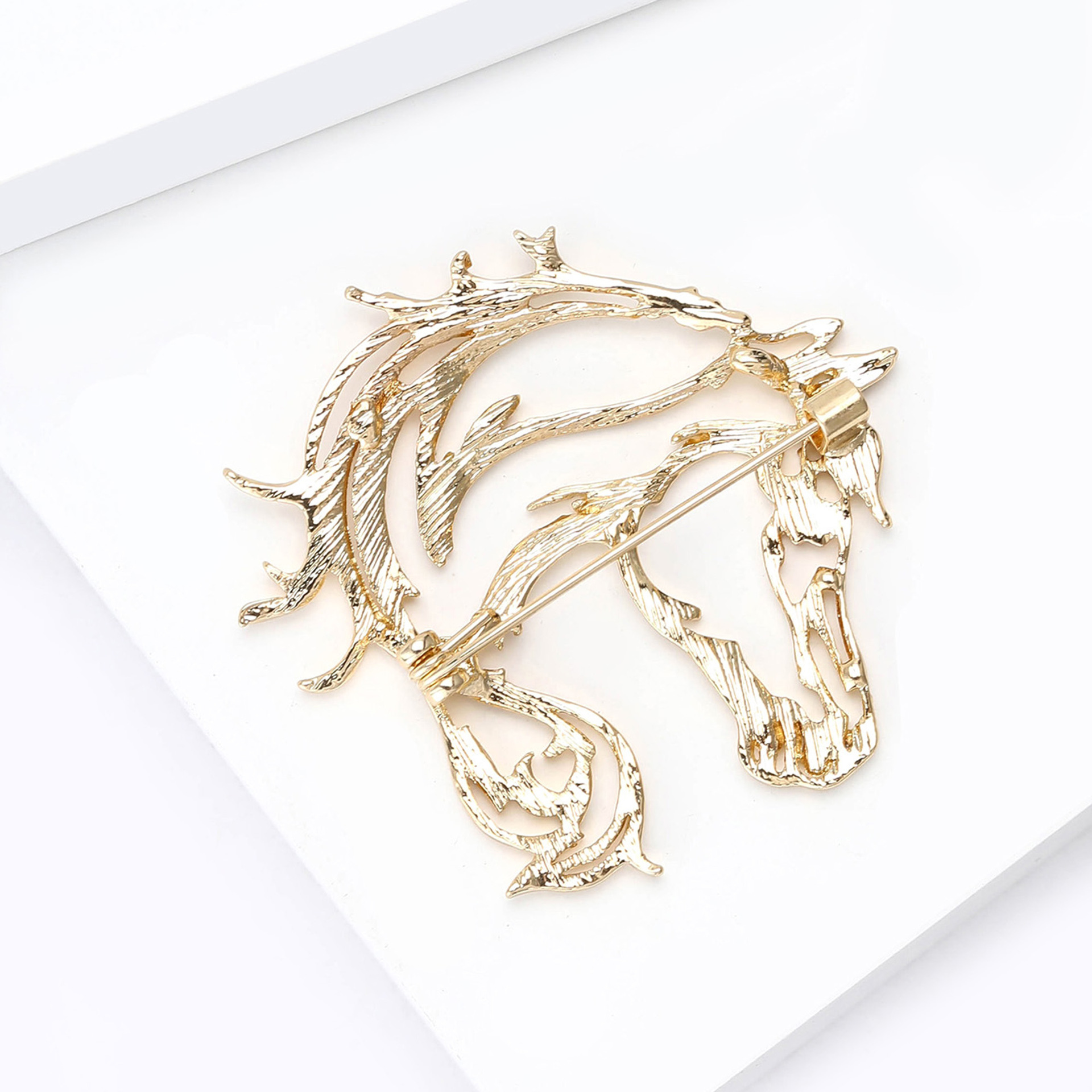 Cross-border best-selling hollowed-out simple horse brooch, dual-purpose pin, alloy smooth animal brooch, men's and women's clothing accessories Application Scenario