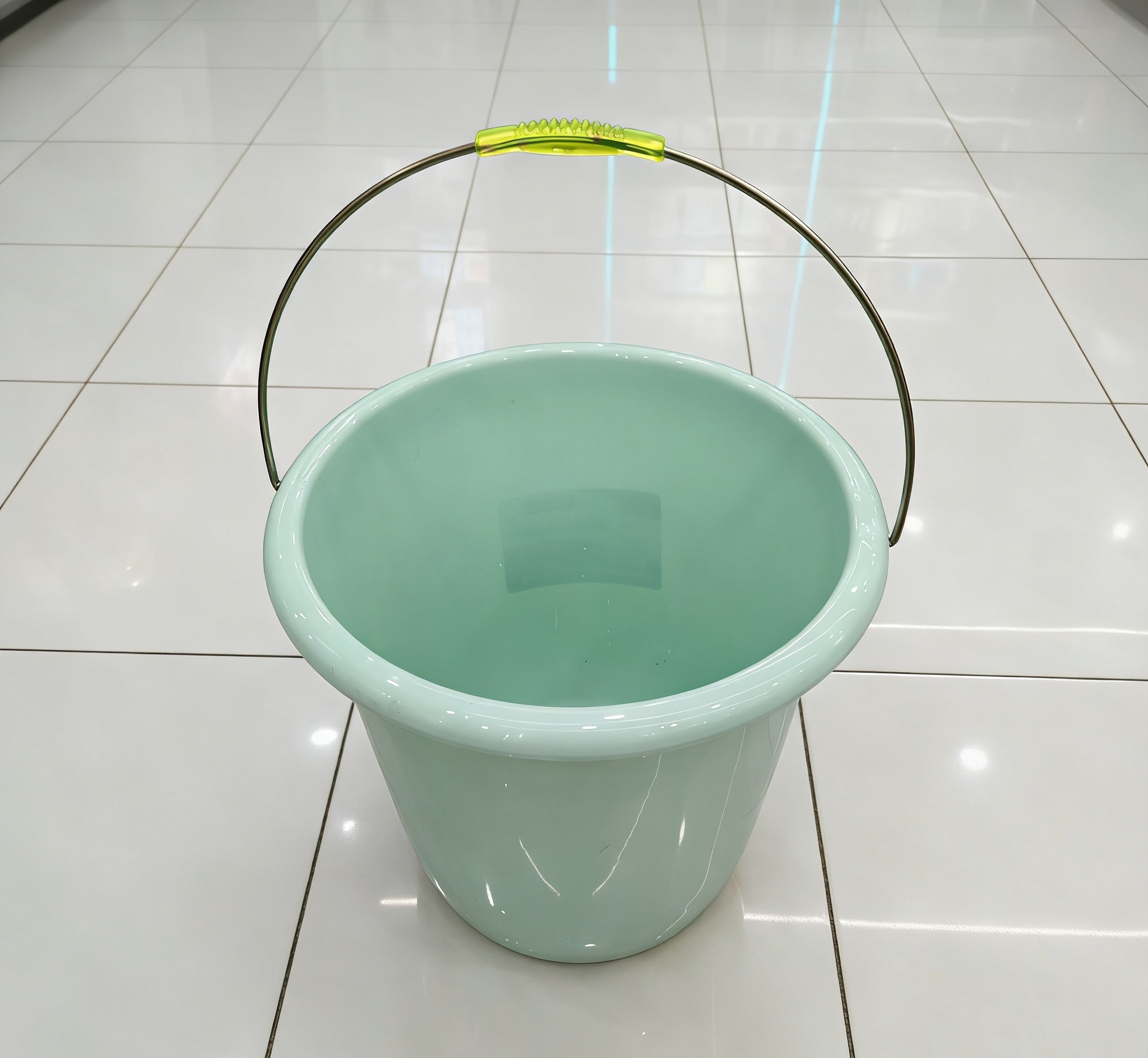 Wholesale of household plastic water buckets, thickened portable water storage buckets, student dormitory laundry buckets, large round water buckets Item Picture