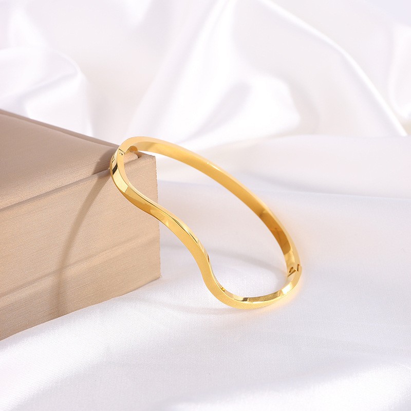 Cross-border bestseller ing style titanium steel bracelet for girls, high-end, individual, simple and irregular 18k stainless steel bracelet, stainless steel bracelet from Dongguan Item Picture