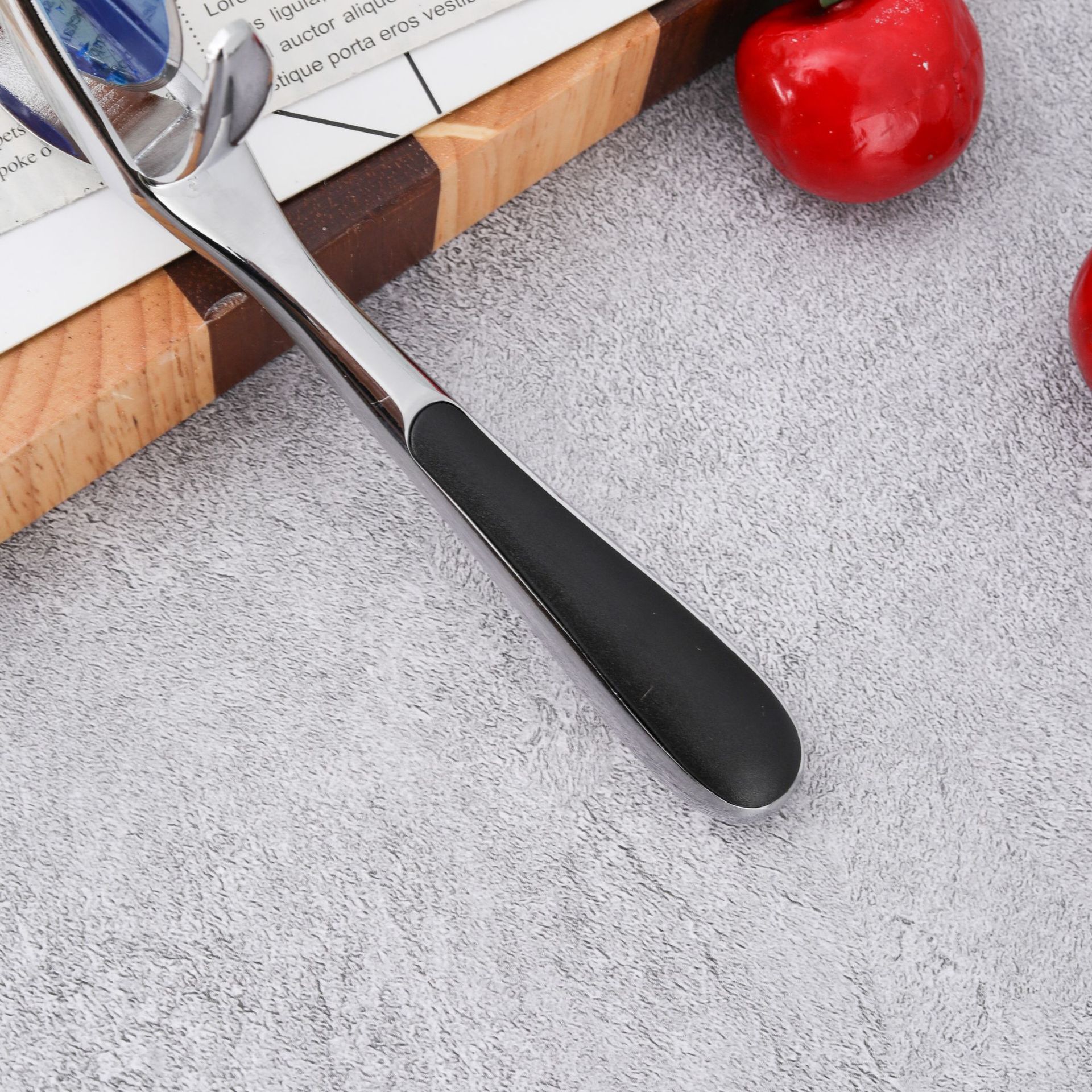 Zinc alloy water drop handle pizza knife, pizza kitchen baking tool, roller knife, cake and pastry cutter Application Scenario