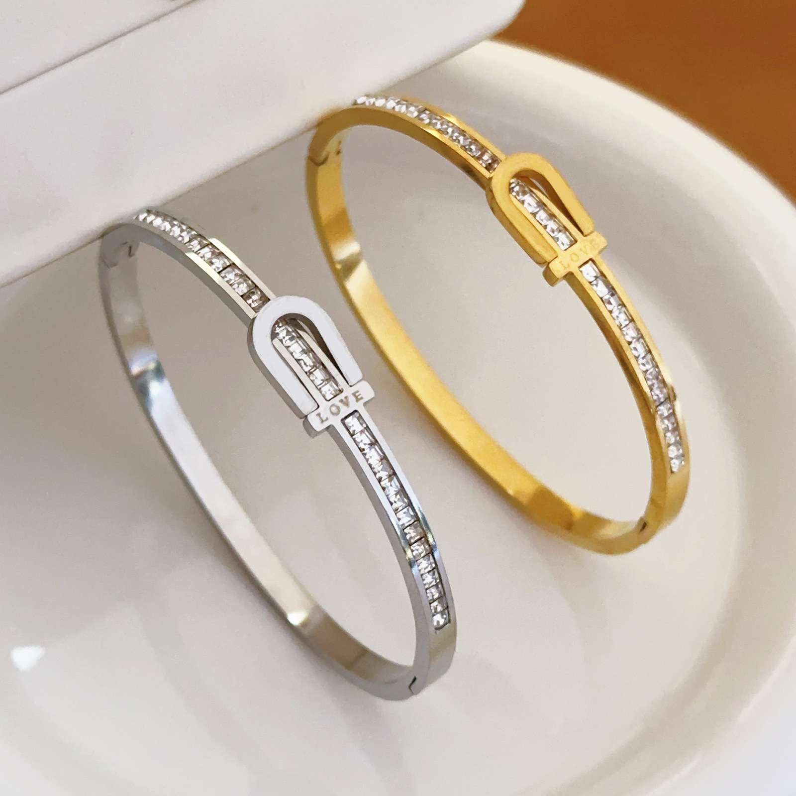 Cross-border bestseller ins titanium steel horseshoe-shaped bracelet with row of diamonds and 18k gold plating, light luxury and grand open bracelet, European and American style, no color fading, stainless steel U-shaped