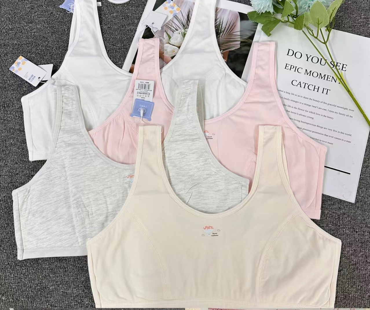 For export to Europe, America and Africa, we have in stock of comfortable and breathable single-size mixed color underwear for girls in their growth period. The wholesale price is affordable full figure
