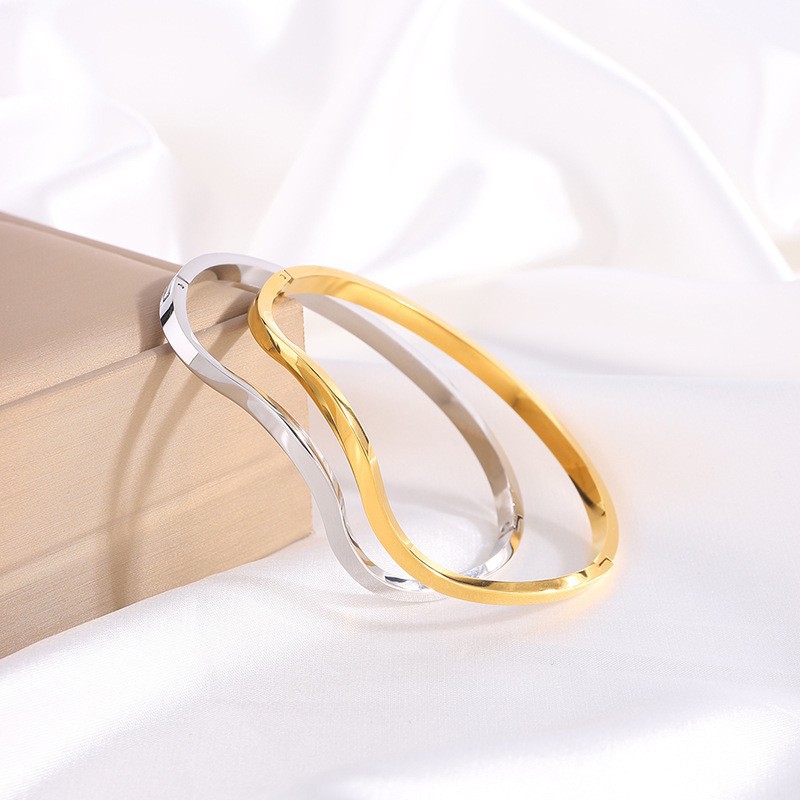 Cross-border bestseller ing style titanium steel bracelet for girls, high-end, individual, simple and irregular 18k stainless steel bracelet, stainless steel bracelet from Dongguan details Picture