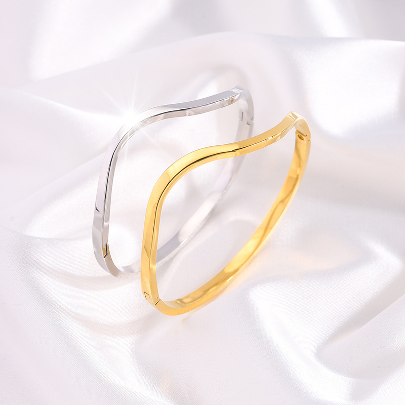 Cross-border bestseller ing style titanium steel bracelet for girls, high-end, individual, simple and irregular 18k stainless steel bracelet, stainless steel bracelet from Dongguan