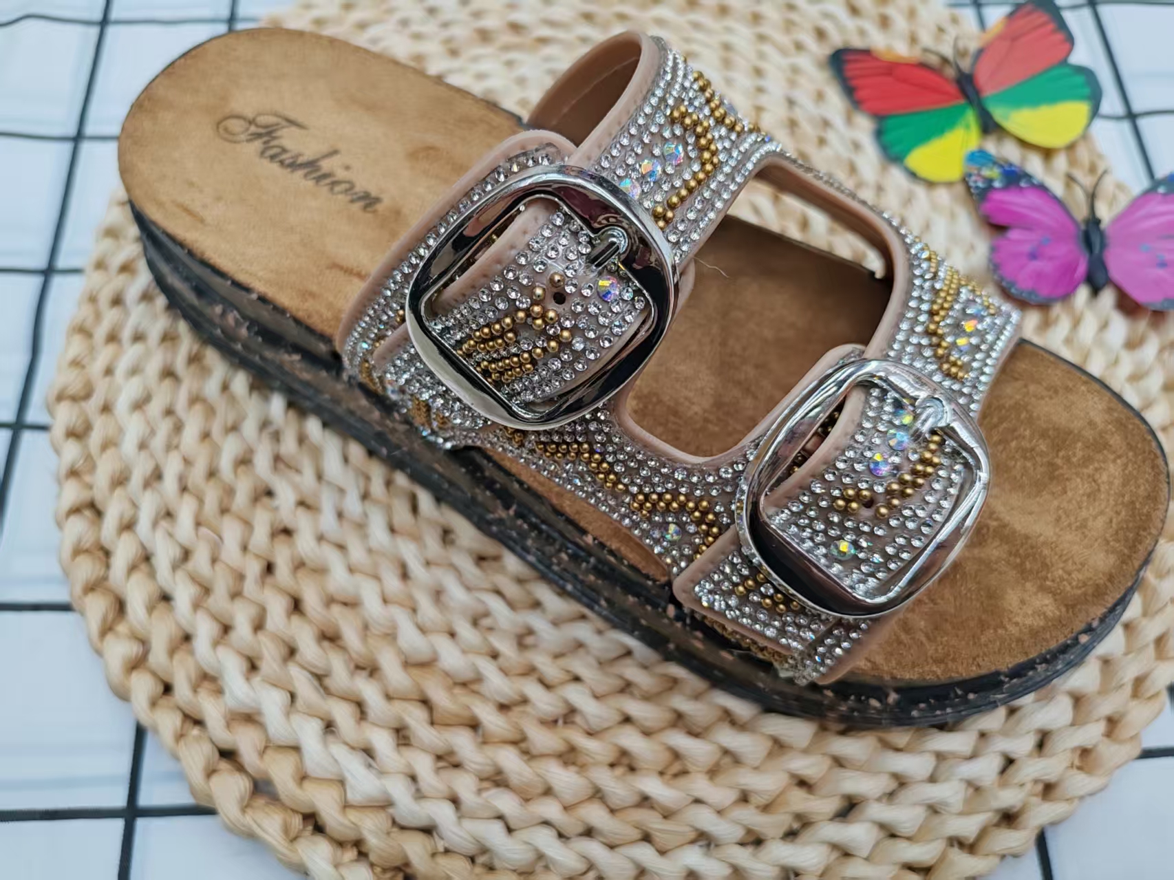 Double-buckle thick-soled slippers for women's summer wear, 2025 new style water diamond and water pine one-shoulder slippers Application Scenario