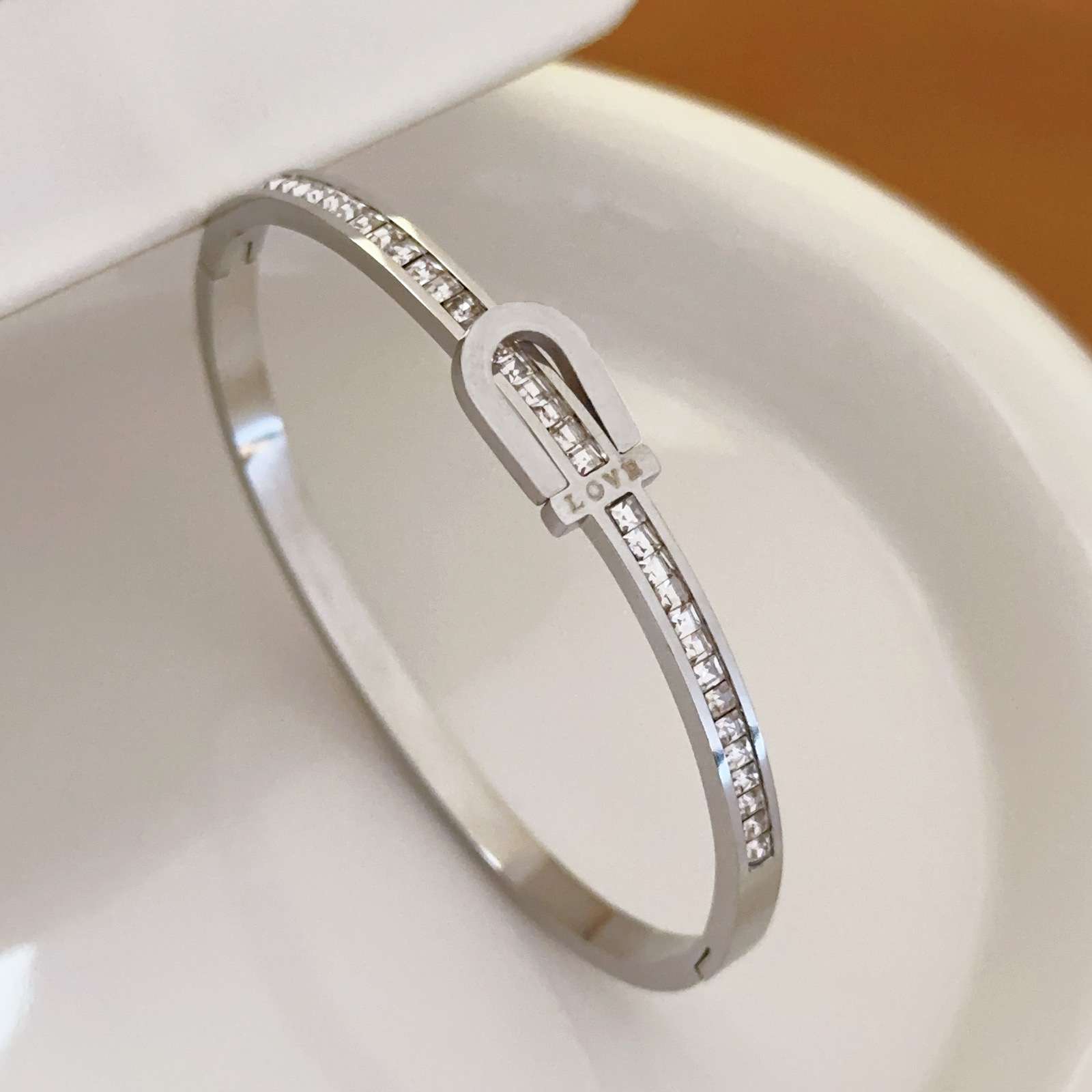Cross-border bestseller ins titanium steel horseshoe-shaped bracelet with row of diamonds and 18k gold plating, light luxury and grand open bracelet, European and American style, no color fading, stainless steel U-shaped Specification image