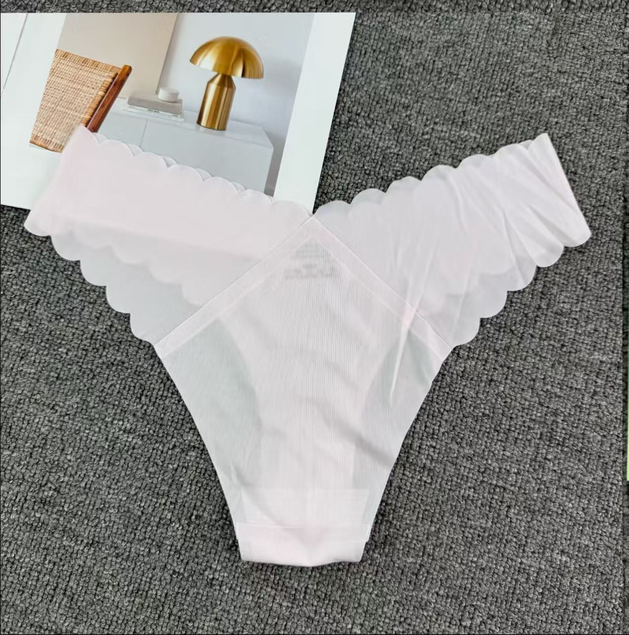 The latest comfortable, breathable, sexy and beautiful lace, seamless, simple style low-waisted women's briefs for export to Europe and America full figure