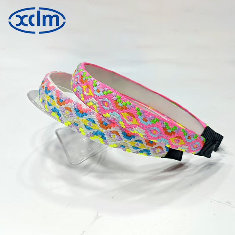 Retro wide-brimmed hair clips, ethnic embroidery floral hair clips, facial cleansing headbands, new hair accessories, high head accessories, exquisite Application Scenario