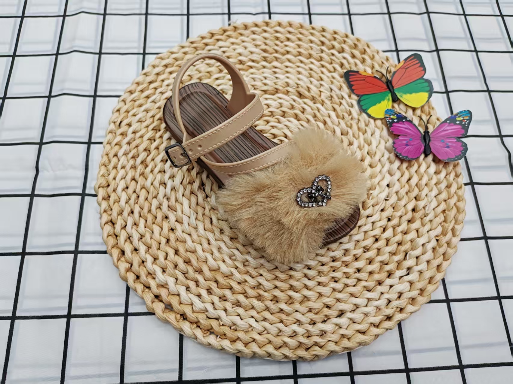 2025 Children's Summer new style one-piece buckle flat heart-shaped water diamond fur sandals details Picture