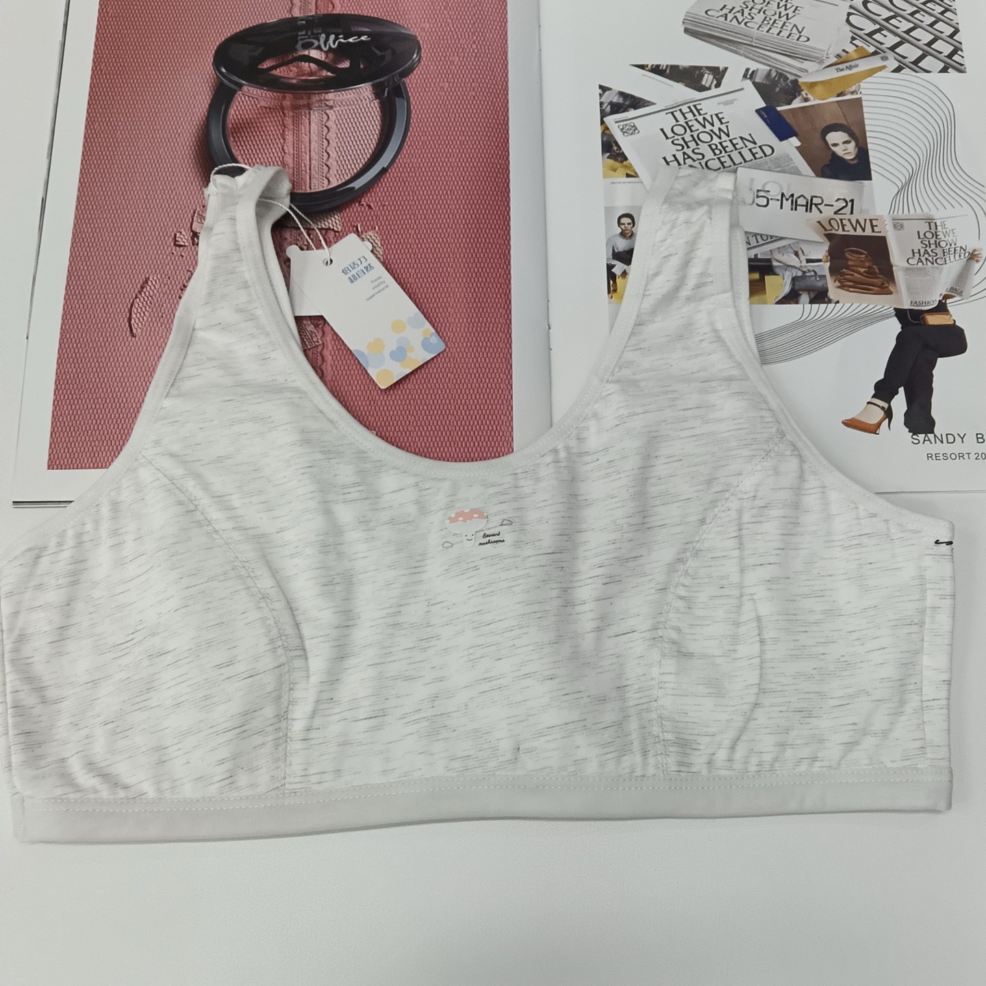For export to Europe, America and Africa, we have in stock of comfortable and breathable single-size mixed color underwear for girls in their growth period. The wholesale price is affordable Application Scenario