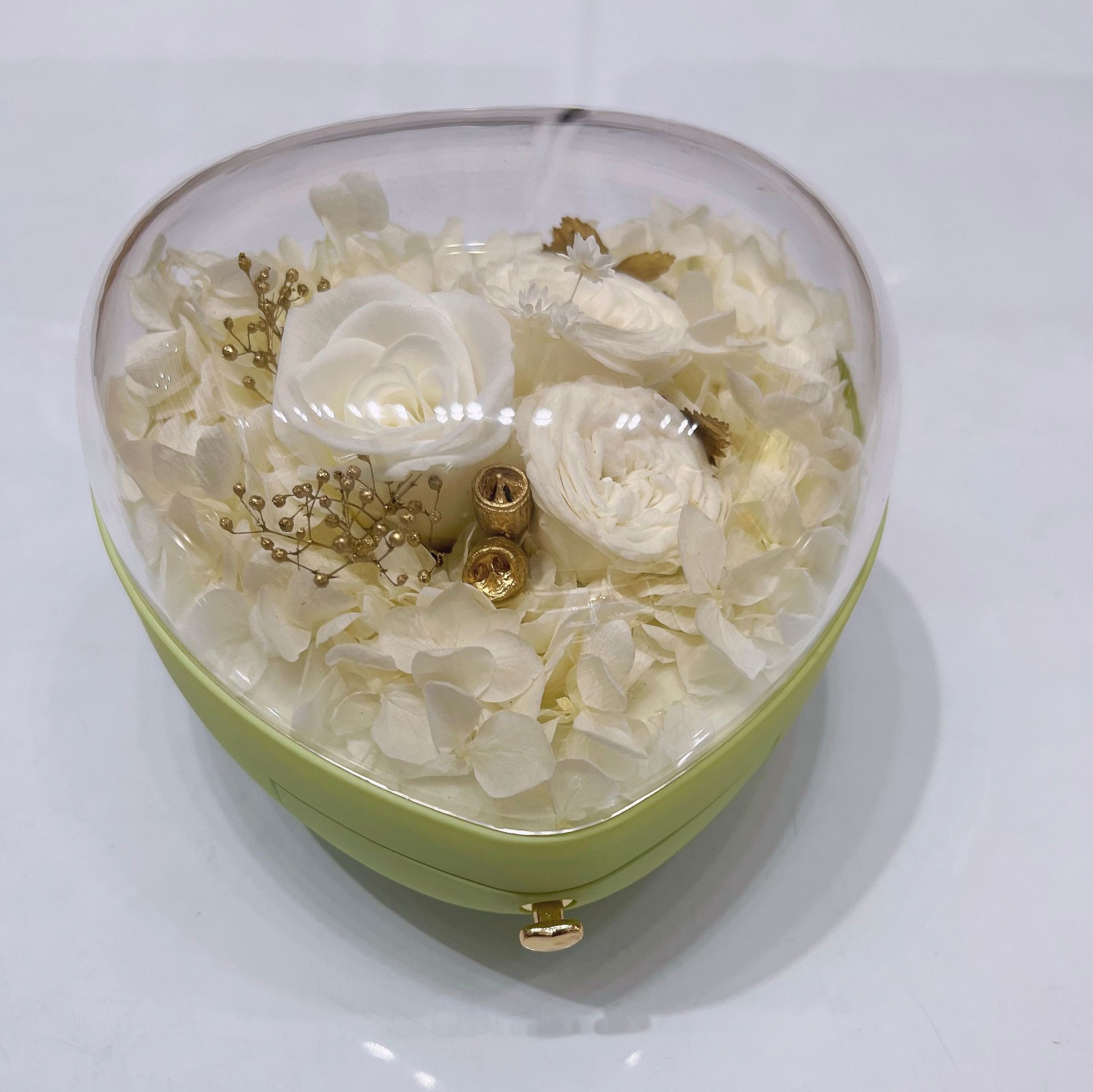 Eternal flower gift box in stock, creative Valentine's Day heart-shaped untoppleable ring storage box, festival gift box Application Scenario