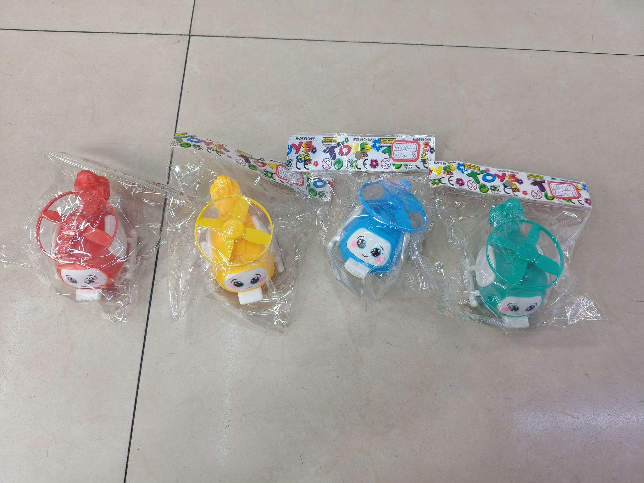 新款热销滑行飞机，OPP袋装，混色。1.9元/个，720个/箱。儿童益智趣味快乐玩具