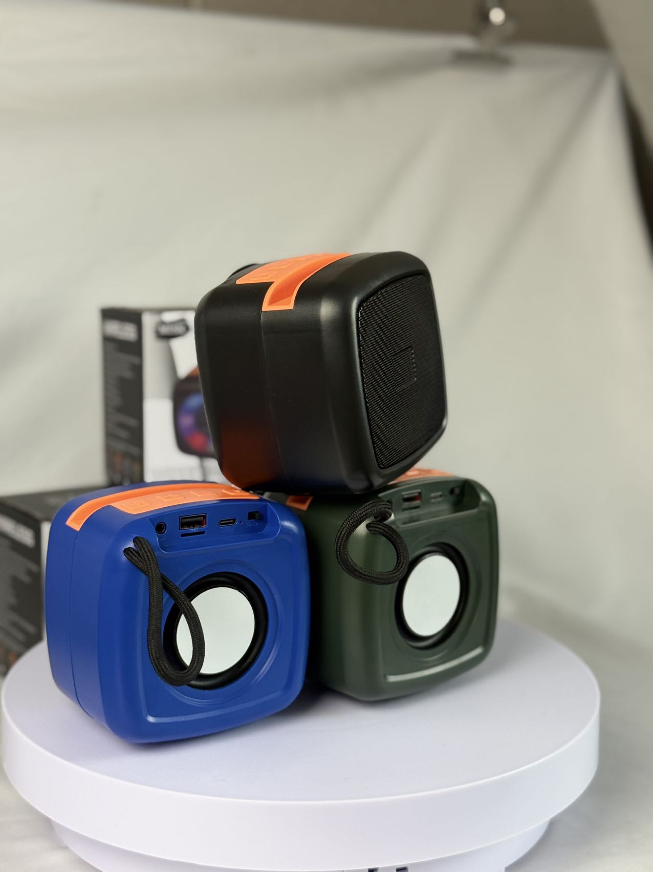 X-911 Colorful Light Small Speaker Portable Bluetooth Speaker for Home and Outdoor Use details Picture