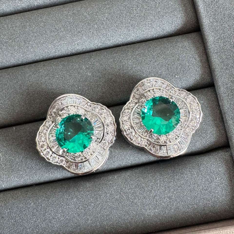 Fashionable, light luxury, grand and dynamic, slightly inlaid light luxury zircon stud earrings, colorful and layered design sense, four-leaf clover zircon earrings detail image 4