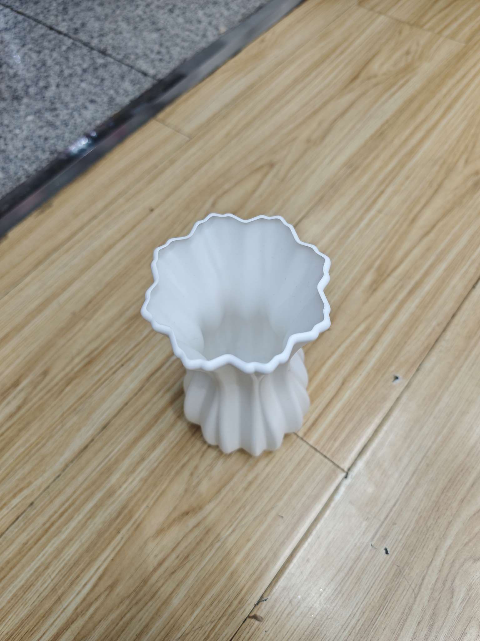 Plastic artificial flower imitation ceramic vase ornaments, decorative vases, home furnishings, gifts, imitation ceramic vase decorations detail image 3