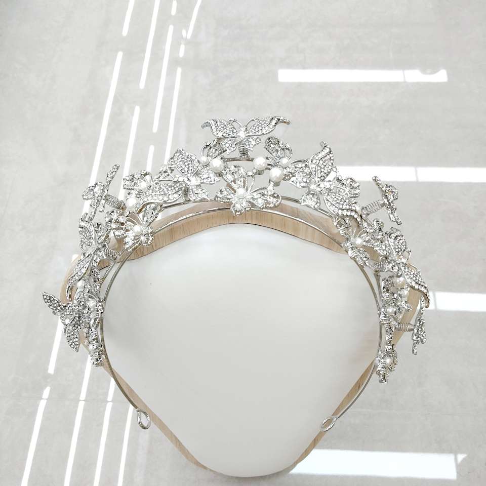The crystal crown crafted by heavy industry, decorated with pearls, makes it more gentle and adds a full atmosphere to the wedding look Application Scenario