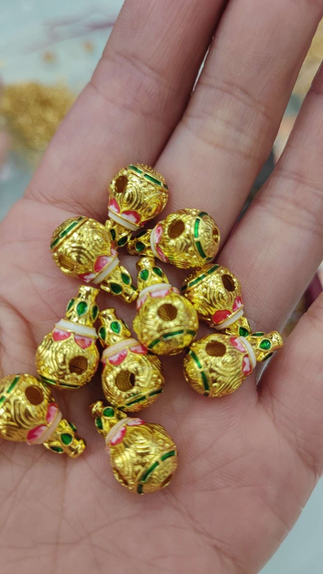 A wide range of fashionable accessories and ornaments are carefully selected. There are various decorative accessories and ornaments to choose from, with rich styles suitable for matching Item Picture