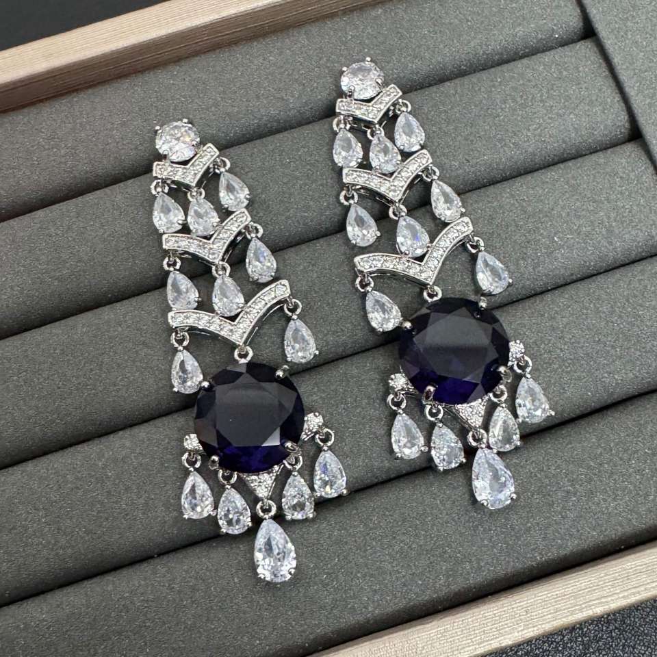 Fashionable, light luxury, grand and dynamic micro-inlaid light luxury niche micro-inlaid earrings detail image 4