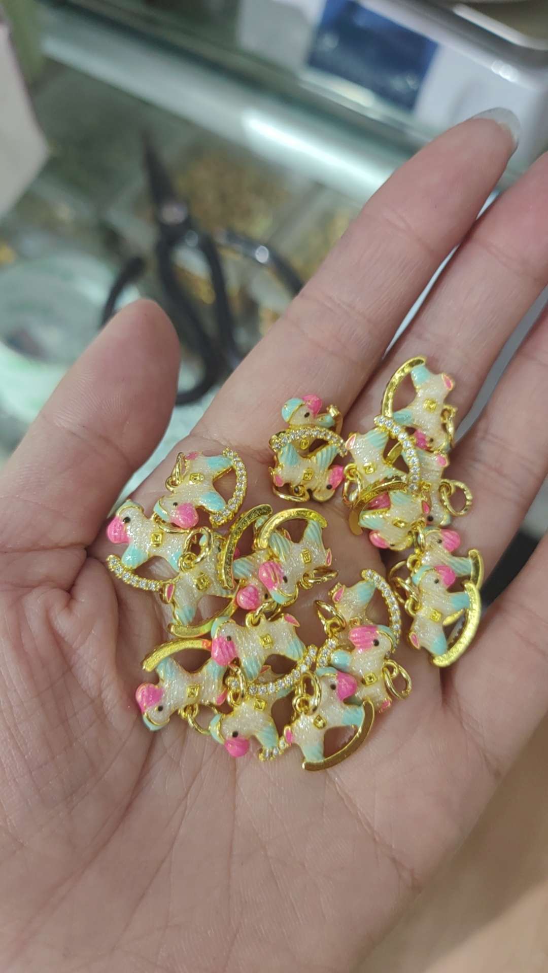 A wide range of fashionable accessories and accessories are carefully selected and versatile. There are various decorative accessories to choose from, providing rich combinations to enhance your temperament Specification image
