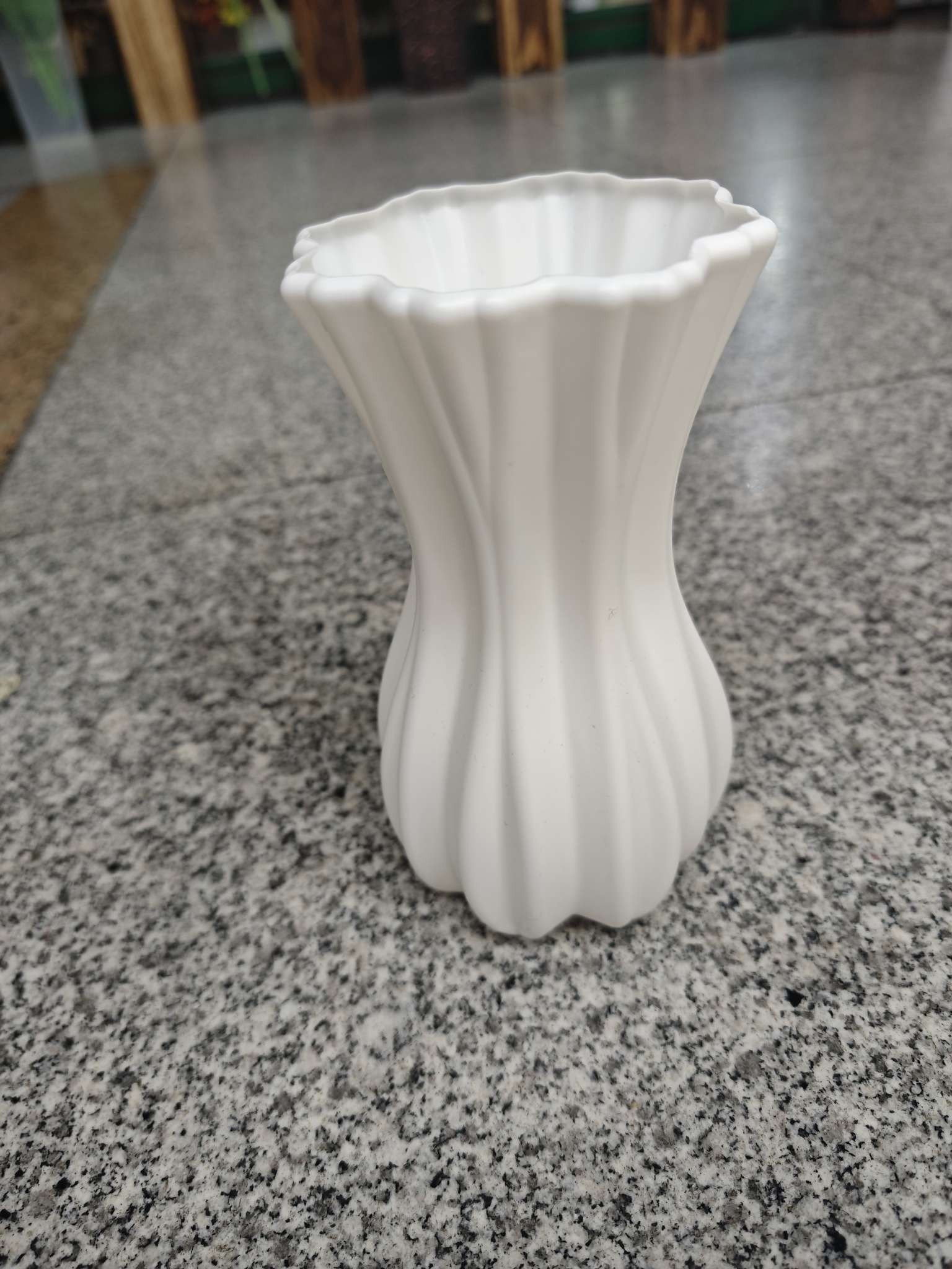 Plastic artificial flower imitation ceramic vase ornaments, decorative vases, home furnishings, gifts, imitation ceramic vase decorations detail image 5