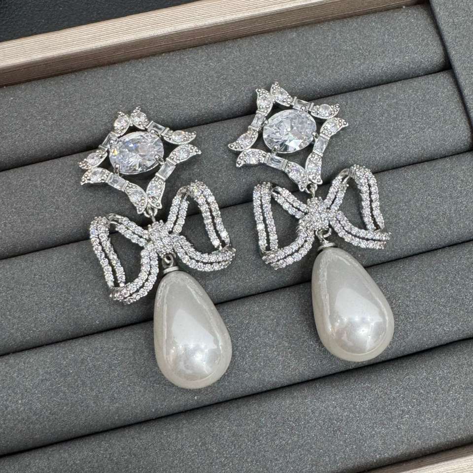 Fashionable, light luxury, grand and dynamic, slightly inlaid with dazzling colored pearls, a versatile style detail image 2