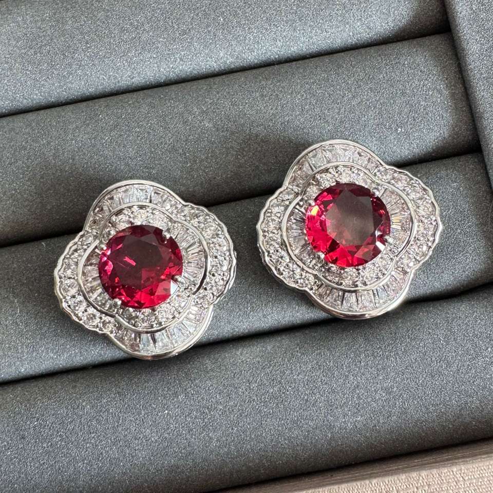 Fashionable, light luxury, grand and dynamic, slightly inlaid light luxury zircon stud earrings, colorful and layered design sense, four-leaf clover zircon earrings Specification image