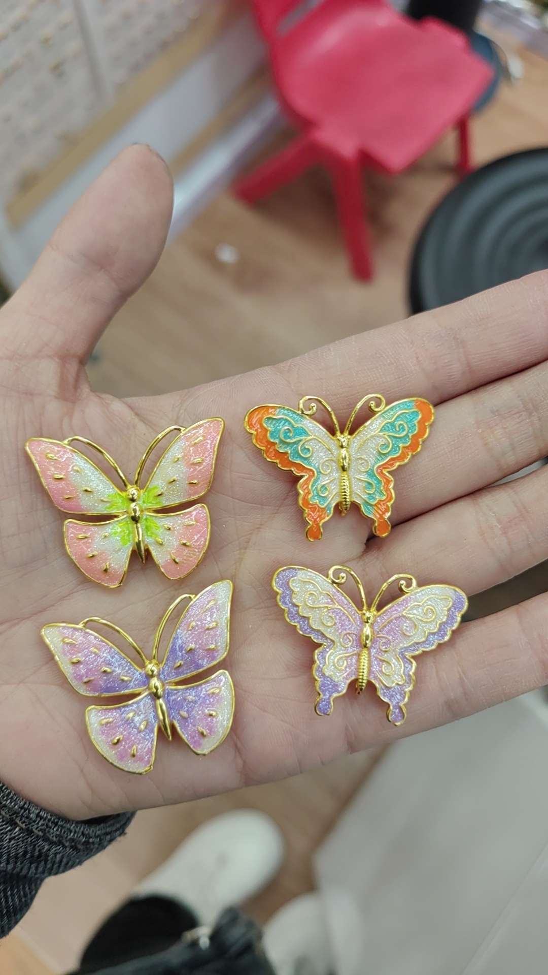 A wide range of fashionable accessories and ornaments are carefully selected. There are various decorative accessories and ornaments to choose from, with rich styles suitable for matching Specification image