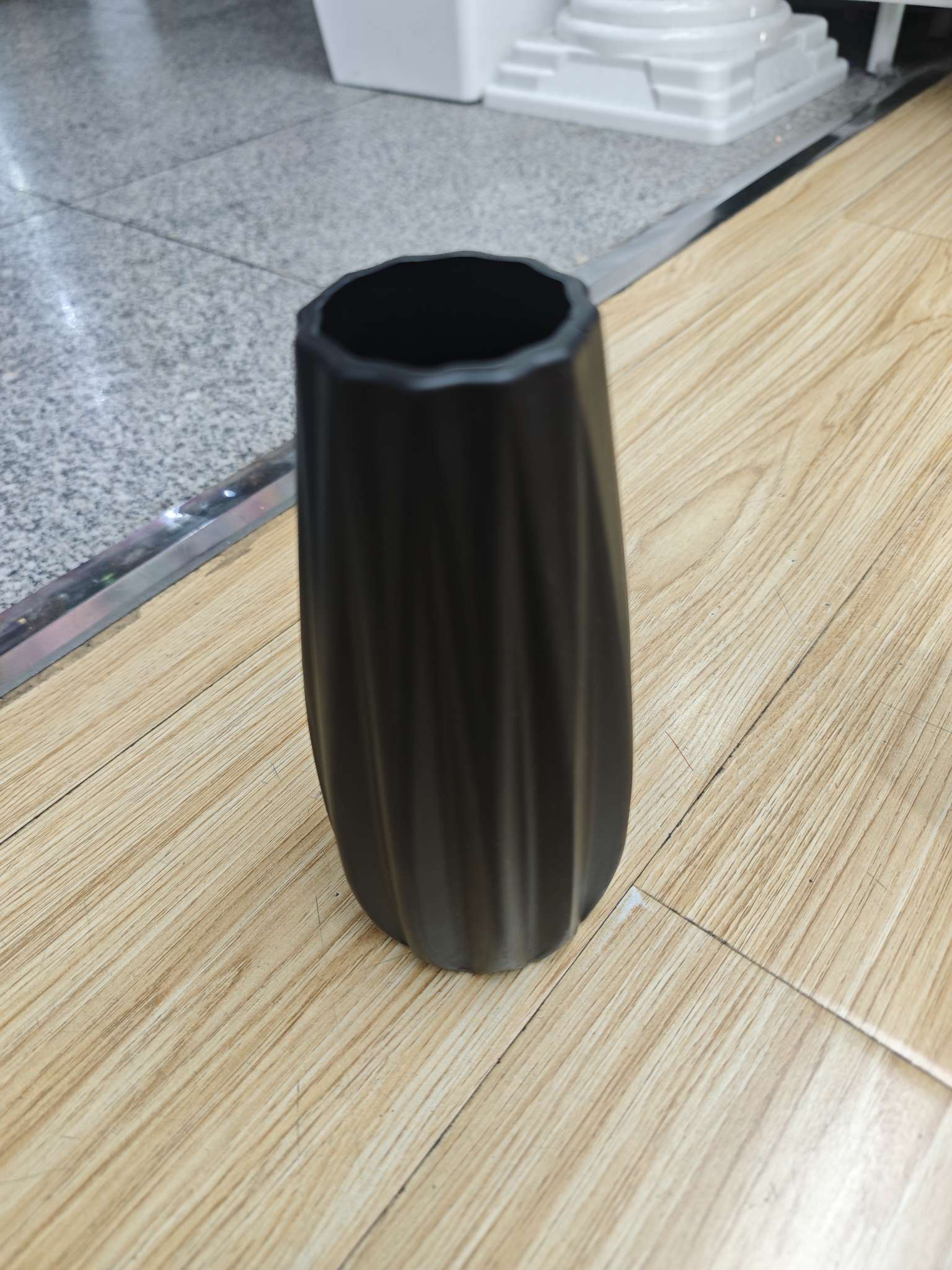 Blue and white porcelain plastic handicrafts, imitation ceramic vases, decorative vases, home furnishings, craft gifts Application Scenario