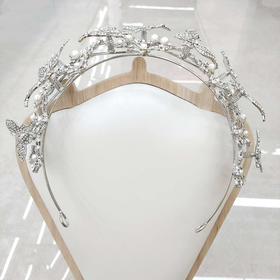 The crystal crown crafted by heavy industry, decorated with pearls, makes it more gentle and adds a full atmosphere to the wedding look Specification image