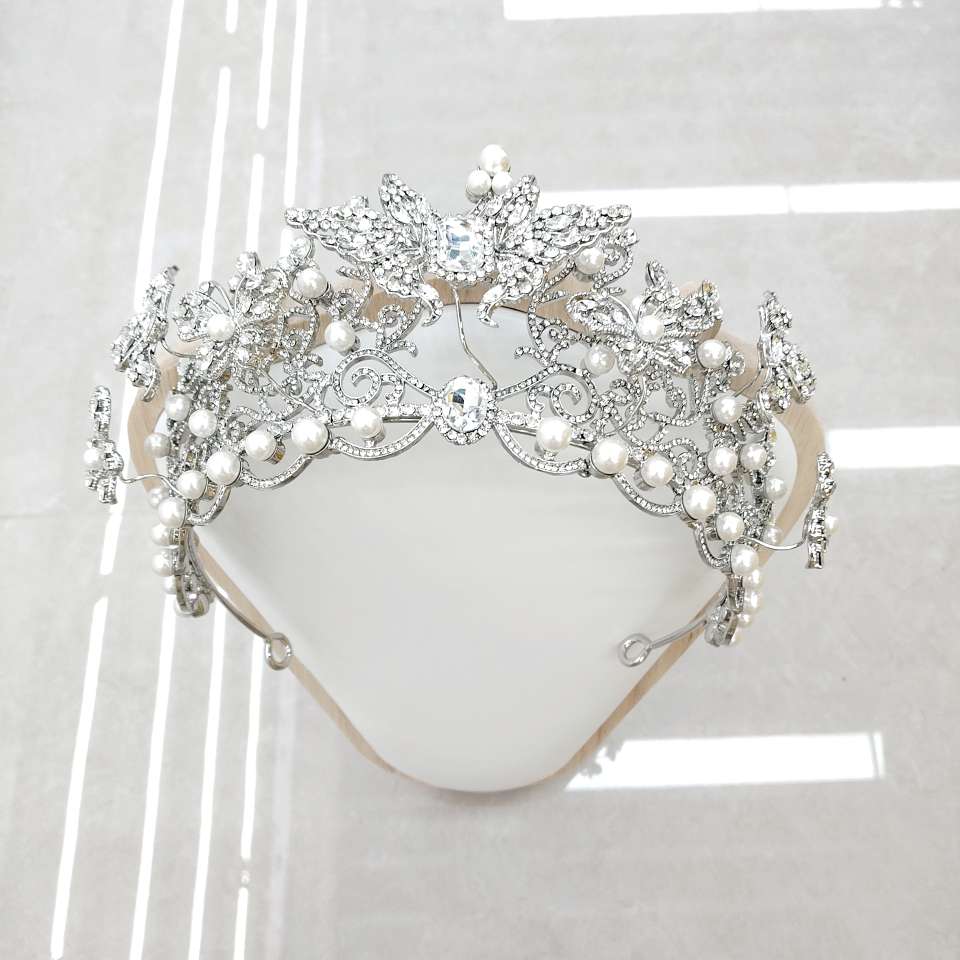 The bride's crown headwear is full of diamonds and pearls in a court style. The main wedding dress is extremely eye-catching and adds a strong sense of ceremony