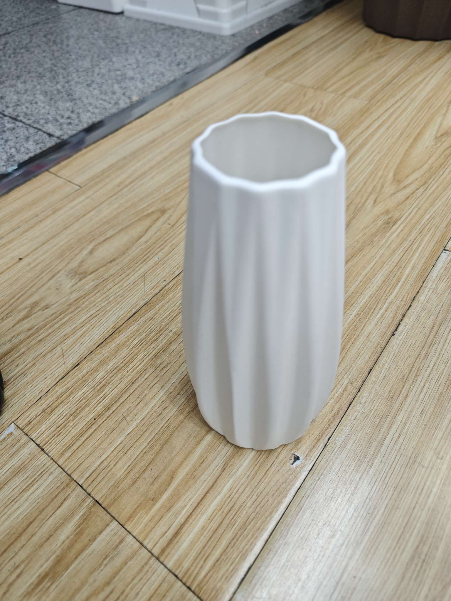 Blue and white porcelain plastic handicrafts, imitation ceramic vases, decorative vases, home furnishings, craft gifts Specification image