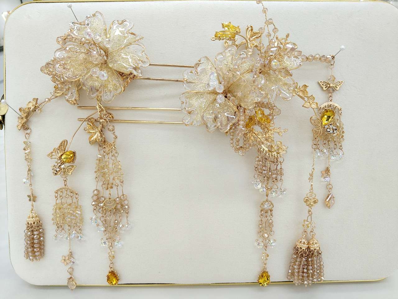 Gilded flower-shaped hairpins with tassels fluttering down like stars in the sky, a pair of ancient-style accessory hairpins, suitable for Hanfu photo shoots, engagement and wedding dress