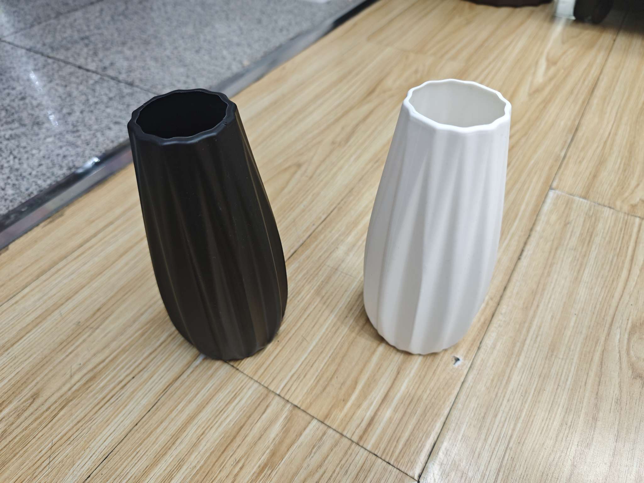 Blue and white porcelain plastic handicrafts, imitation ceramic vases, decorative vases, home furnishings, craft gifts detail image 3