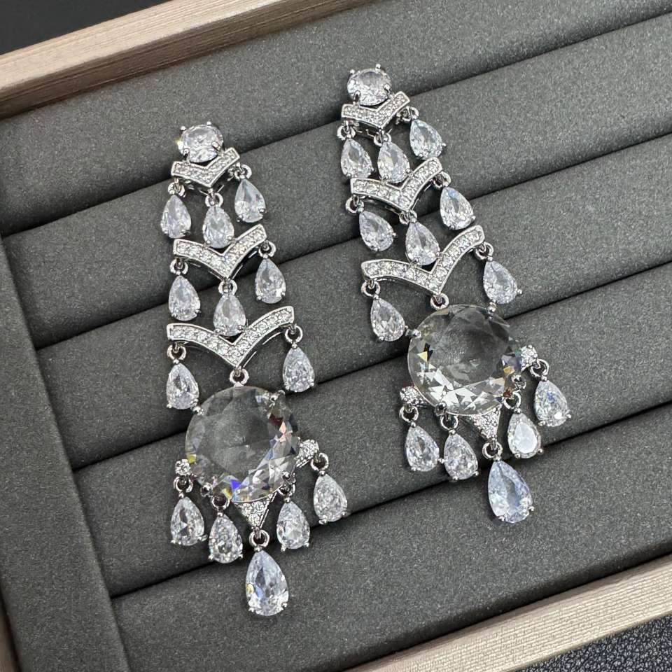 Fashionable, light luxury, grand and dynamic micro-inlaid light luxury niche micro-inlaid earrings Specification image