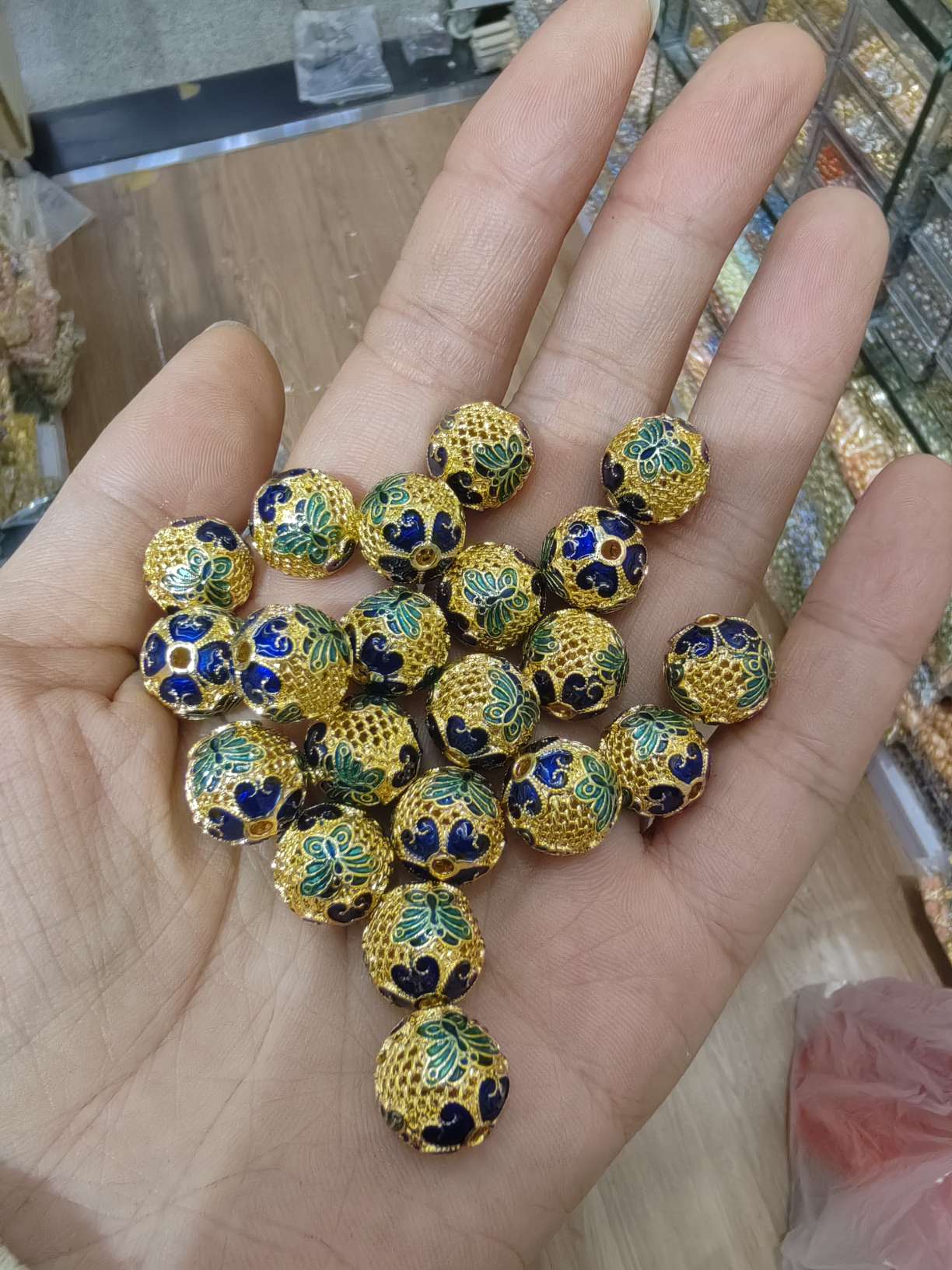 A wide range of fashionable accessories and ornaments are carefully selected. They are versatile and suitable for matching. The styles are rich and varied Specification image