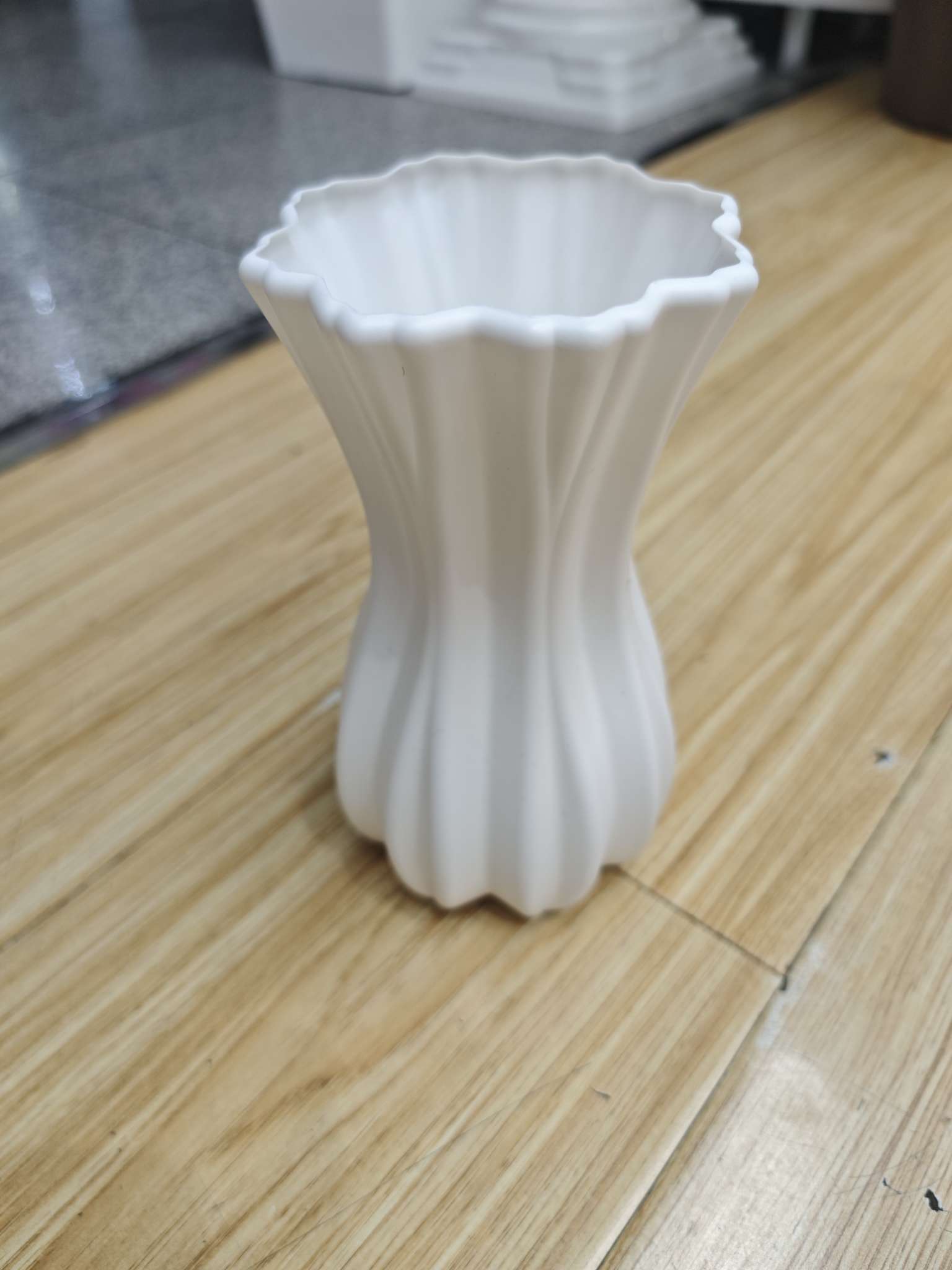 Plastic artificial flower imitation ceramic vase ornaments, decorative vases, home furnishings, gifts, imitation ceramic vase decorations detail image 2
