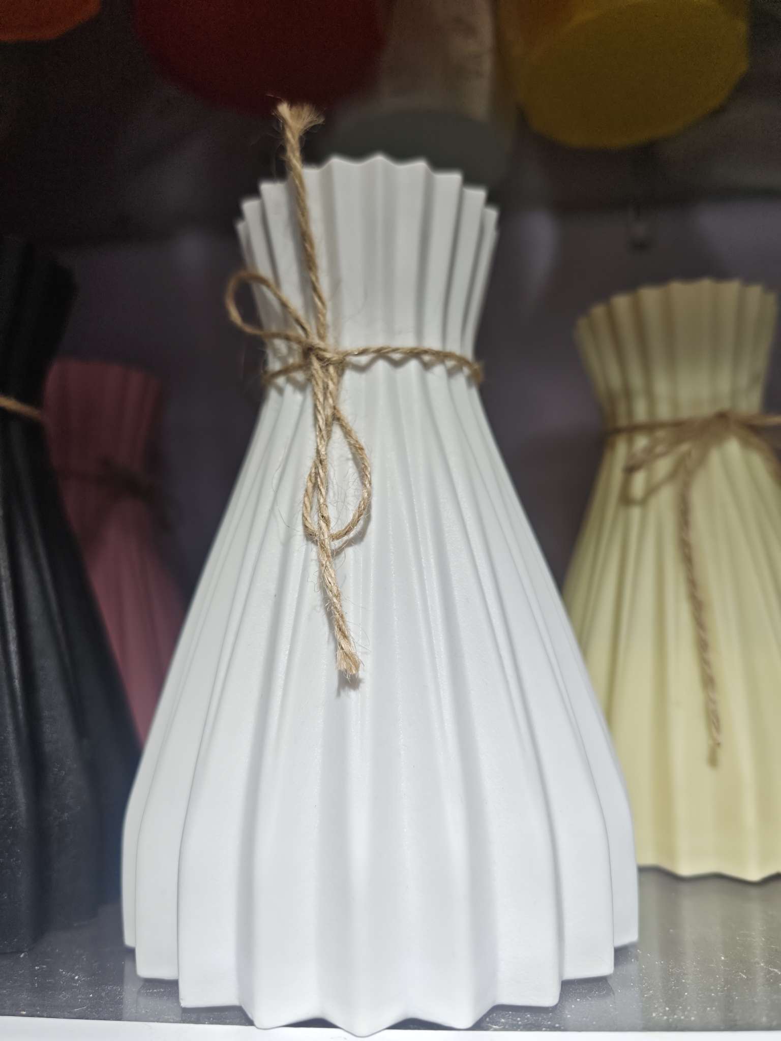 Artificial flowers, artificial flower desktop plastic vase ornaments, imitation ceramic plastic vases Item Picture