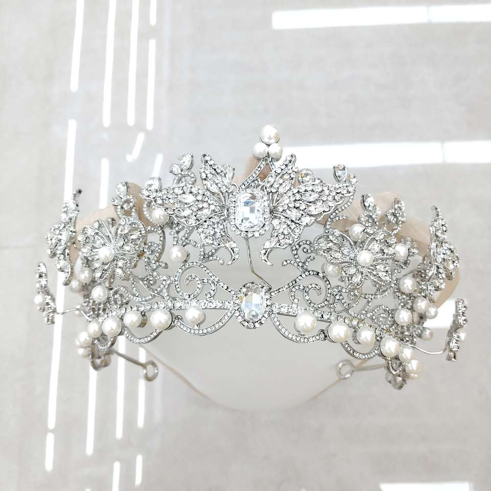 The bride's crown headwear is full of diamonds and pearls in a court style. The main wedding dress is extremely eye-catching and adds a strong sense of ceremony details Picture