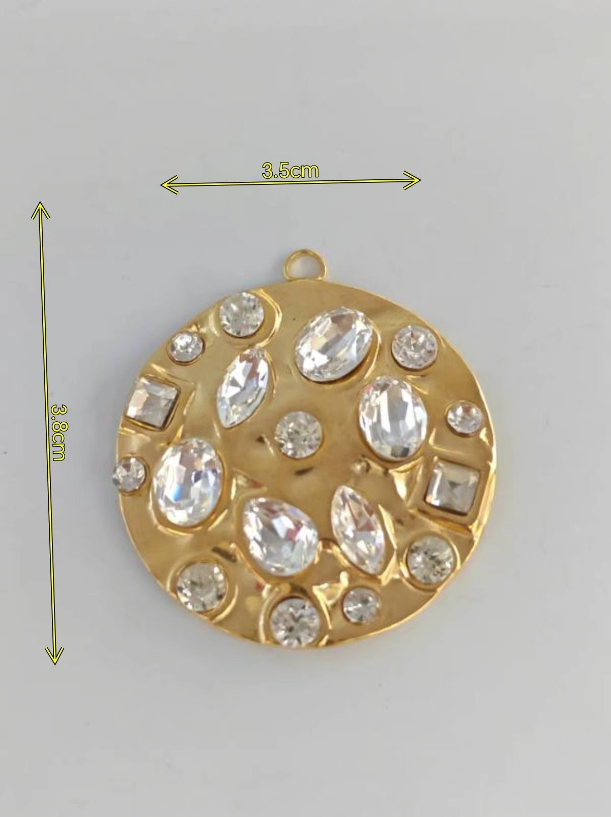 A wide range of fashionable accessories and decorative items are carefully selected. There are many colors to choose from, providing rich matching options