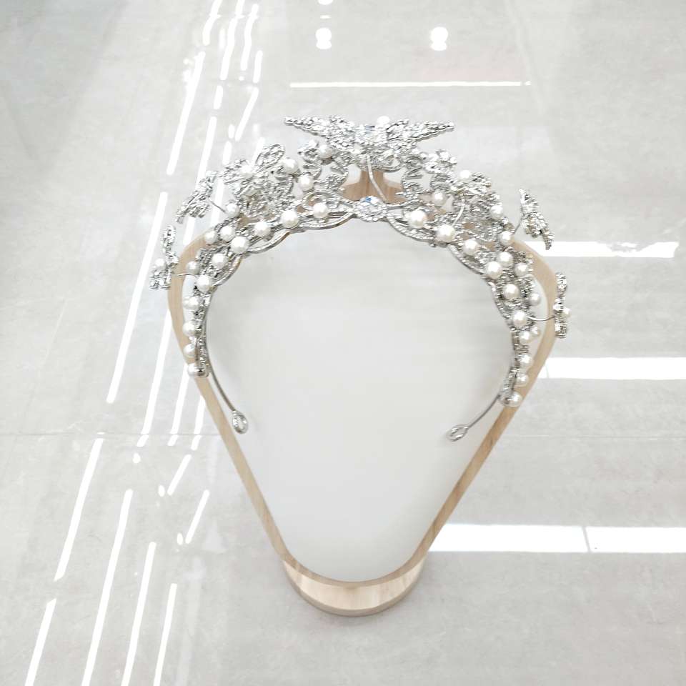 The bride's crown headwear is full of diamonds and pearls in a court style. The main wedding dress is extremely eye-catching and adds a strong sense of ceremony Application Scenario