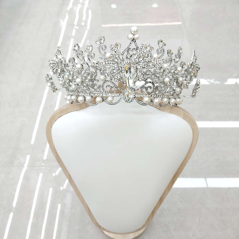 The bride's crown headwear is full of diamonds and pearls in a court style. The main wedding dress is extremely eye-catching and adds a strong sense of ceremony Specification image
