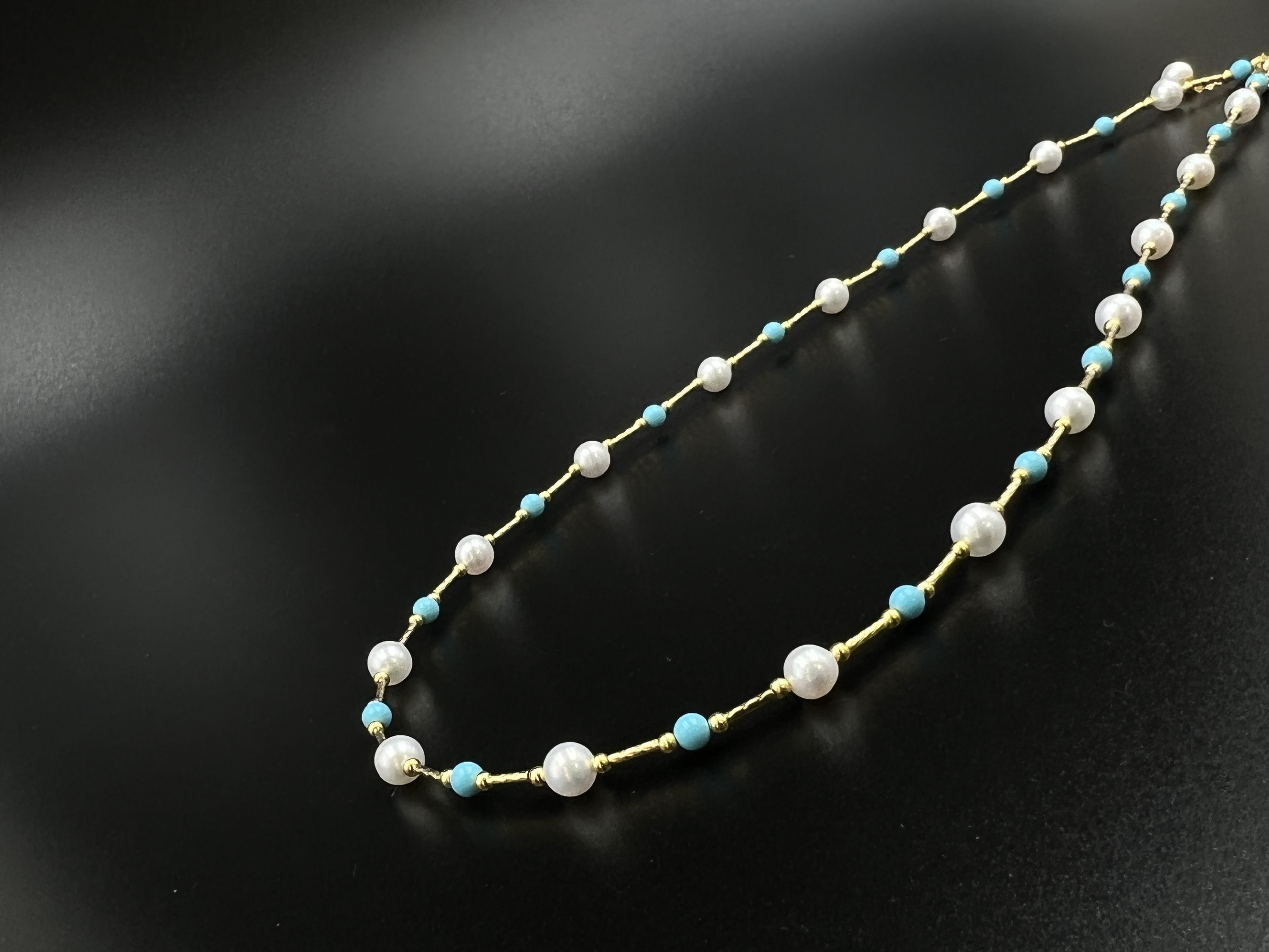 An 18K gold pearl necklace paired with turquoise, a fashionable and trendy pearl accessory detail image 2